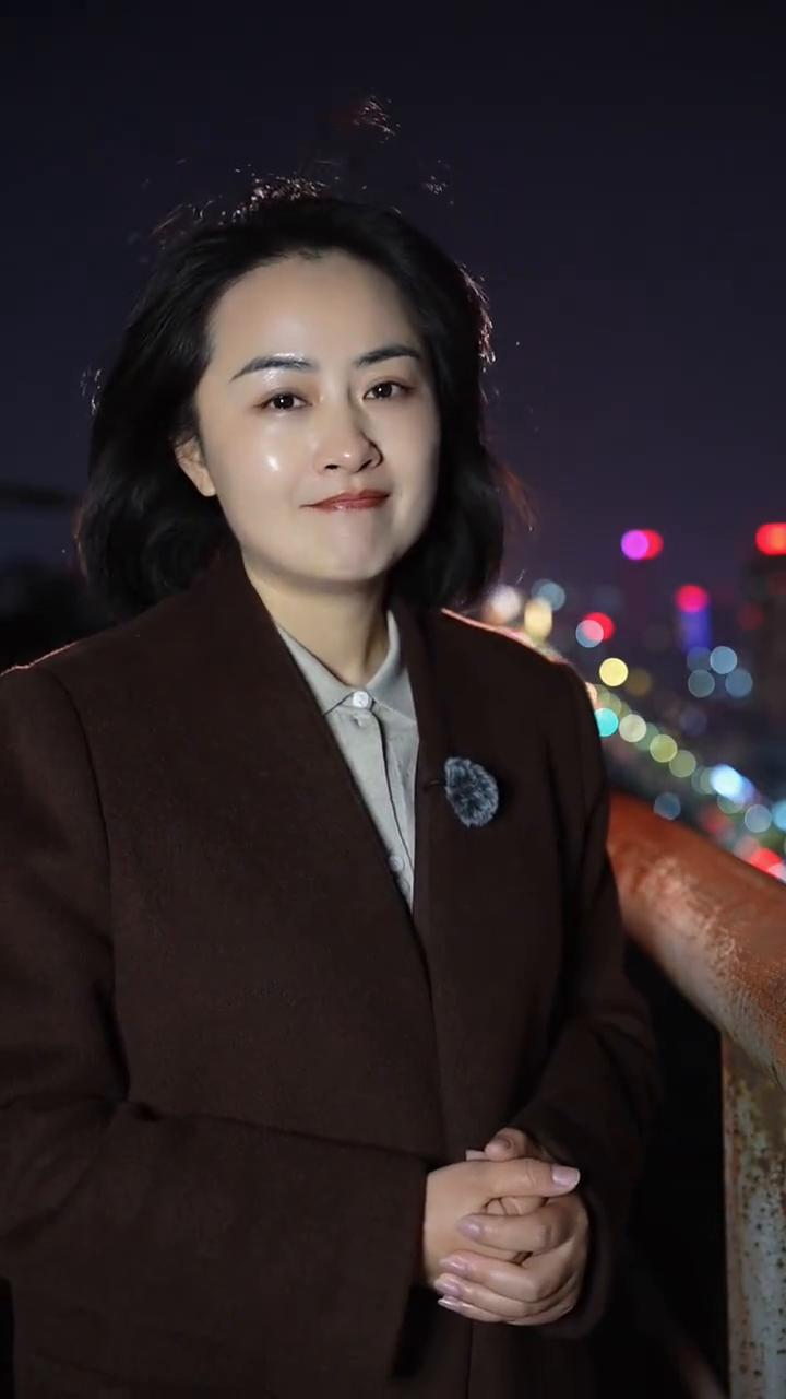 人情冷暖自温存。
清婉。
夜色太浓水太深，谁是假来谁是真。心中纵有万千事，不敢人