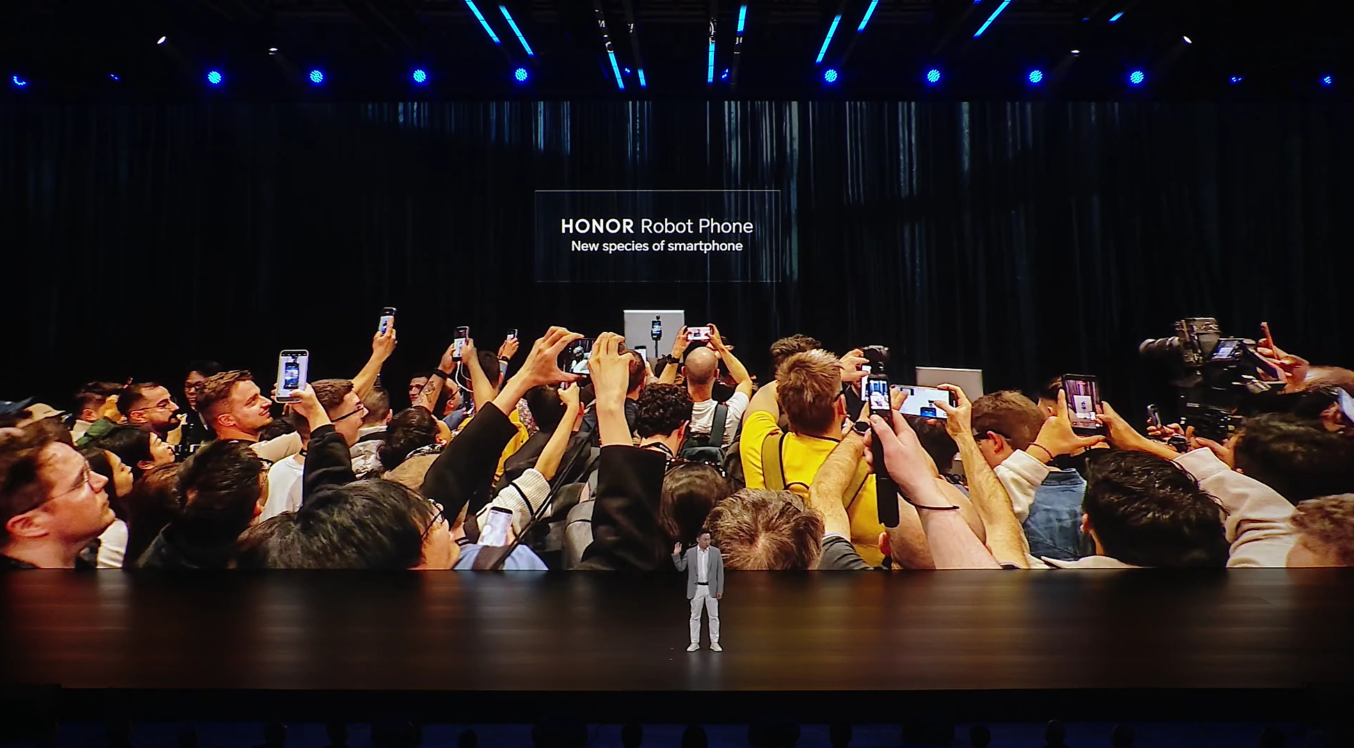 荣耀Magic V6 发布会开始了，从RobotPhone到人形机器人，荣耀不再