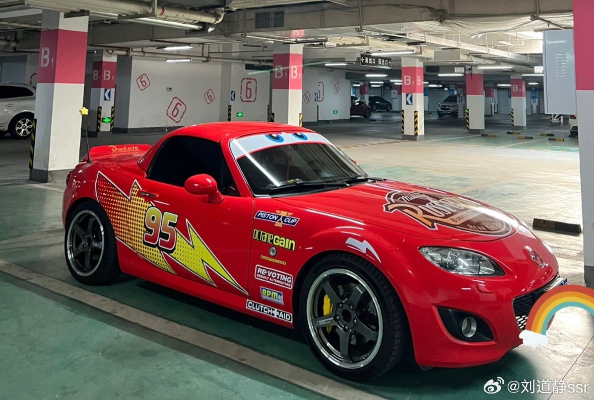 停车场停着一台麦……麦昆？