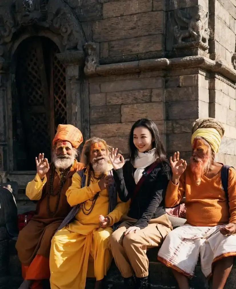 朱孝天被旧采访片段顶上热搜，一句“我不是神”被剪成傲慢标签，骂声连夜涨。
他老婆