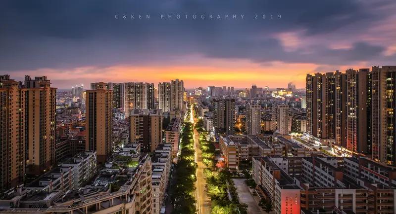 在交通枢纽地位上，湛江拥有港口优势，是西南地区出海的重要通道，其港口的吞吐量和航