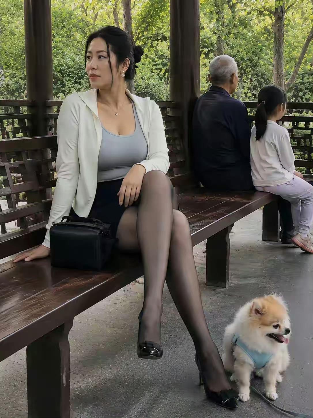 现在的年轻人真看不懂，宁愿养些无价值的猫猫狗狗，却不愿生多几个孩子，生孩子以后老