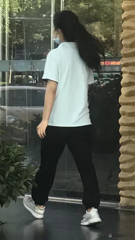 请用一句话形容刘亦菲刘亦菲是兼具古典灵韵与现代气质的女演员，她以清丽脱俗的容貌、