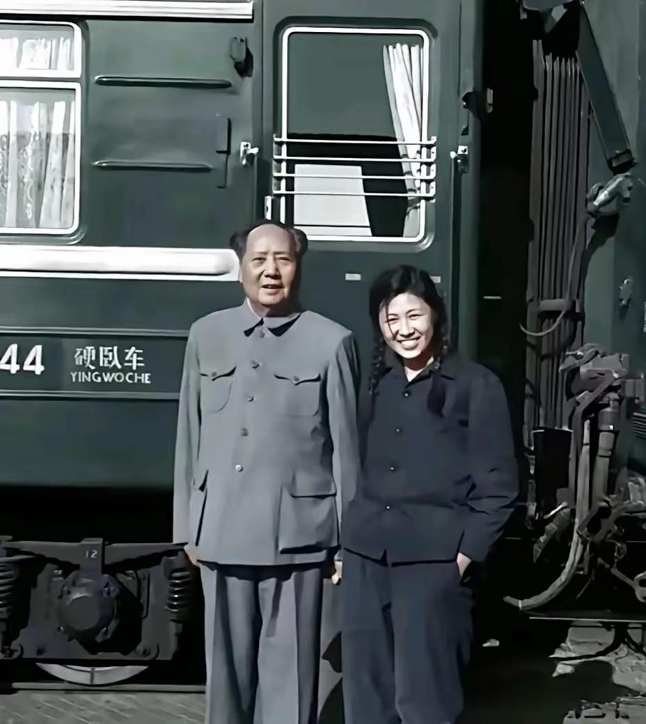 这是毛主席和陪伴他长达17年的机要秘书谢静宜的罕见同框照，这可不是演员扮演的，伟