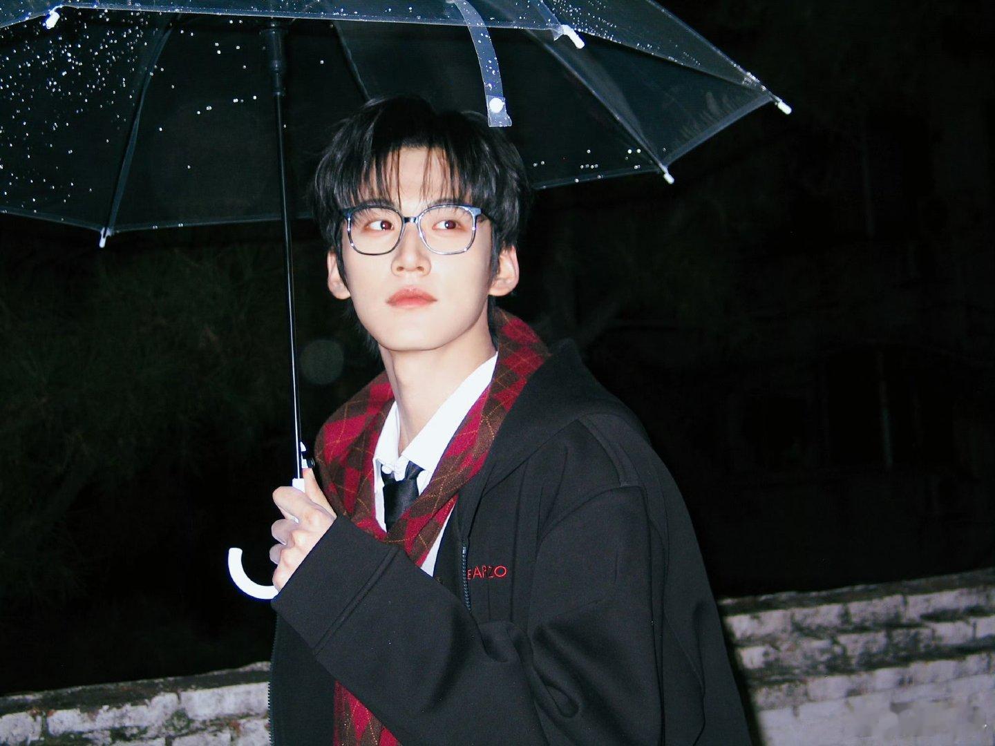 周柯宇说横店多久下雪周柯宇说冬天快乐周柯宇说横店多久下雪，看他雨夜撑伞的照片，真