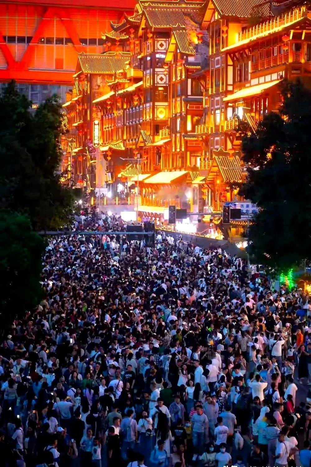 五一就是牛马收割机
放假这事儿吧看着是让你喘口气，实际上钱包才是真遭罪！
说真的