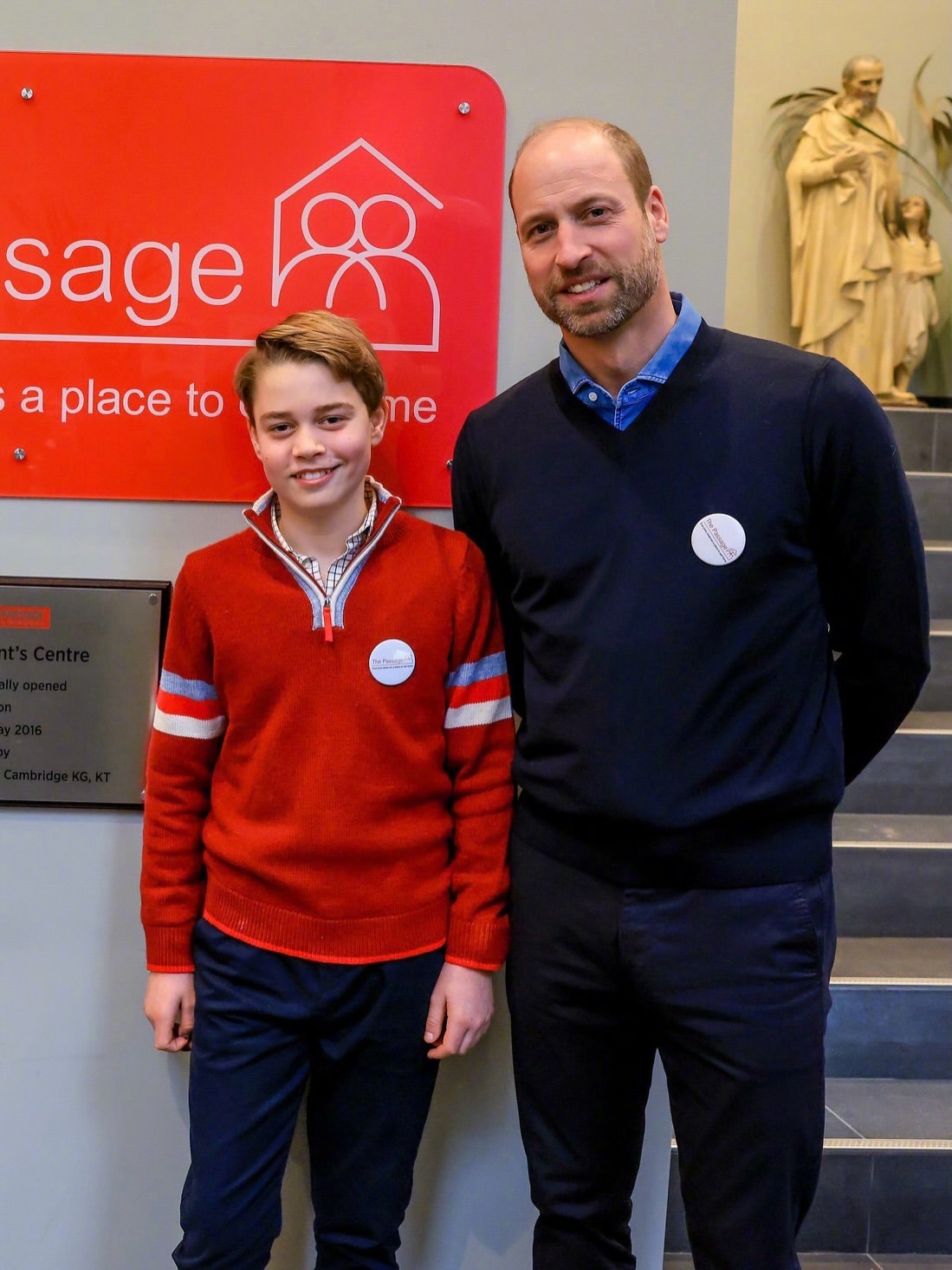 12月16日，威廉王子带着12岁的与乔治王子现身伦敦市中心的“The Passa