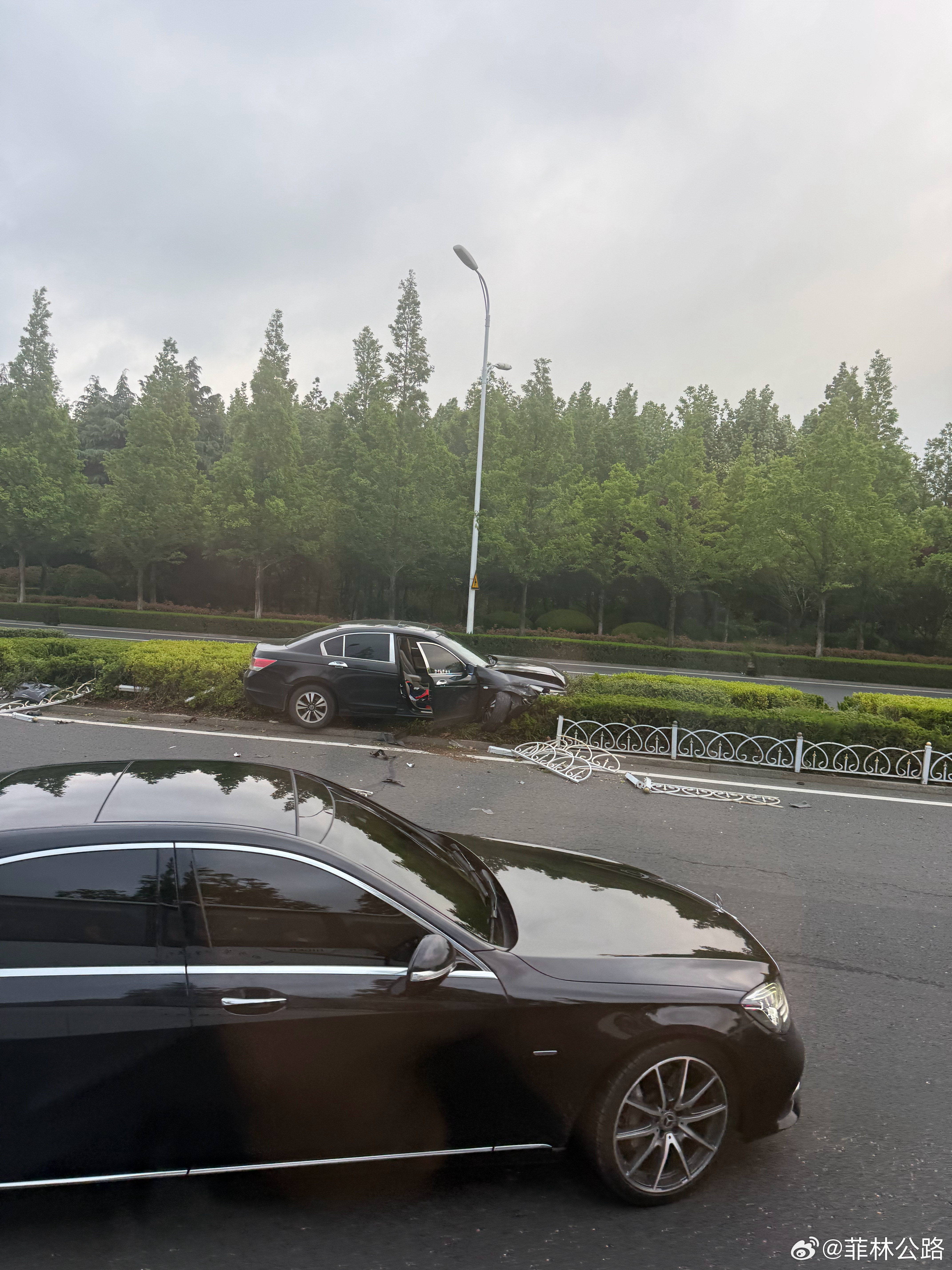 这么着急去过情人节啊？大过节的可得注意安全啊各位汽车