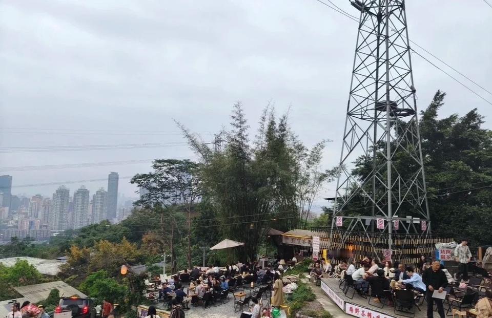 重庆哈儿山，魔幻山城的“高压”狂欢！

在重庆这块魔幻土地上，啥奇葩事儿都能冒出