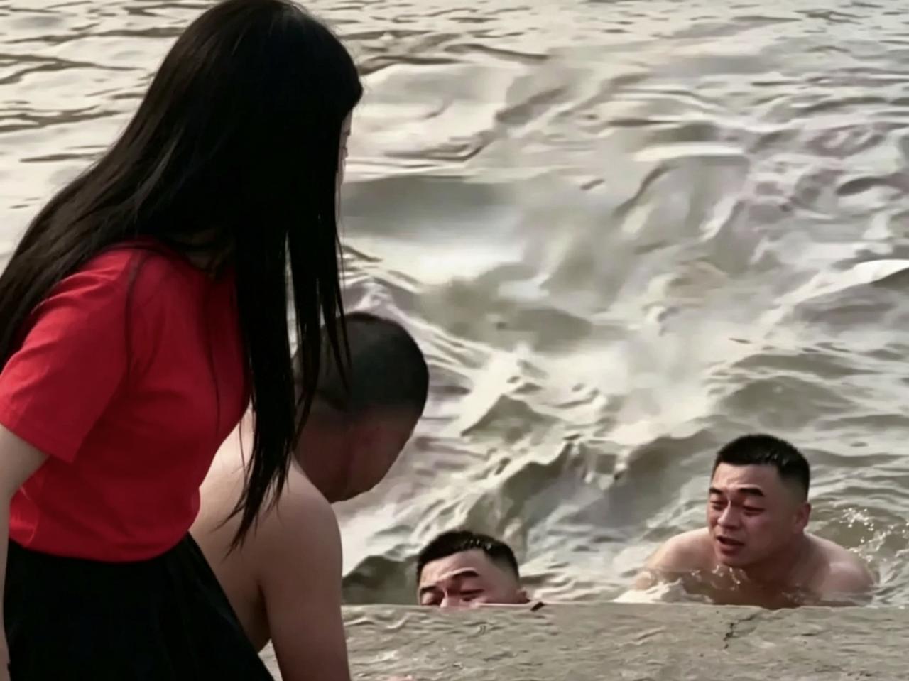 看到武汉这对夫妻救人的新闻，我久久没能平静。

生日照没拍成，蛋糕碎了一地，手机