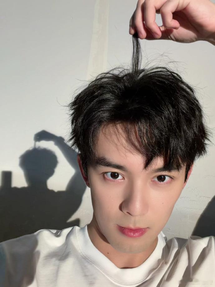 吴磊七夕忽然出现了吴磊七夕营业照 今天七夕节突然看到我们的吴磊，好久没见了，七夕