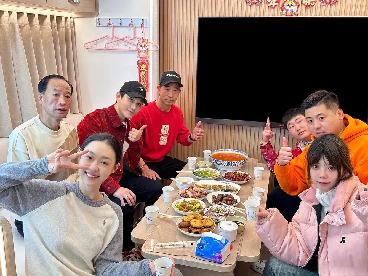 黄晓明，没想到明星家过年的饭菜也很普通吗！让人很意外呀……