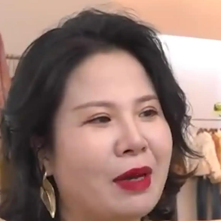 董娜的创业历程是草根逆袭与精准把握风口的典型缩影。

2012年，面对生活困局，