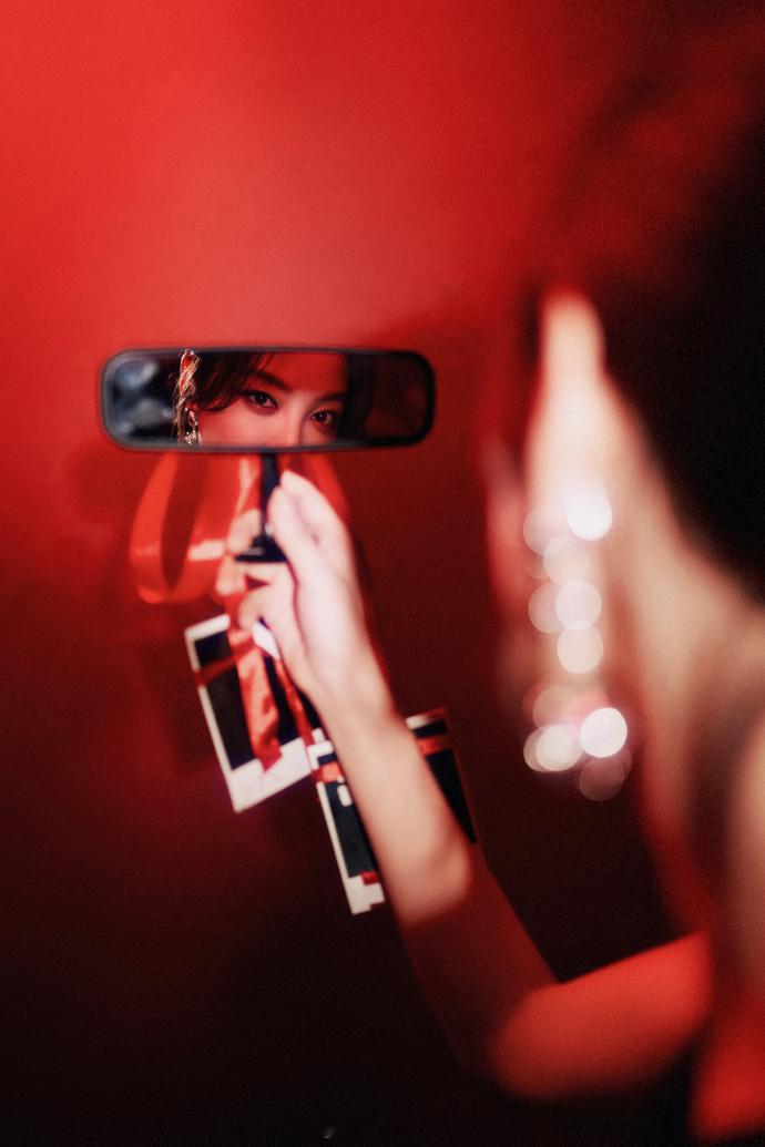 露背吊带裙，性感吸睛明媚动人 ——辛芷蕾。每日明星美图分享