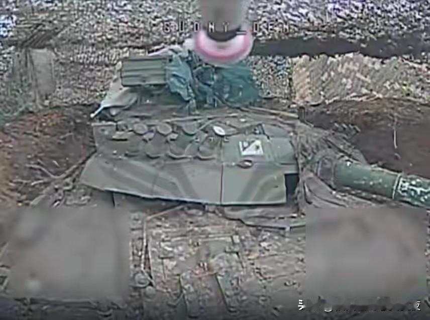 这把可赔大了！乌军20多辆坦克装甲车，被俄军无人机轮番炸