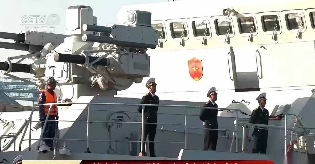 越南的一艘军舰最近来青岛进行访问，看起来挺有派头，但实际上双方的实力差距还是挺明