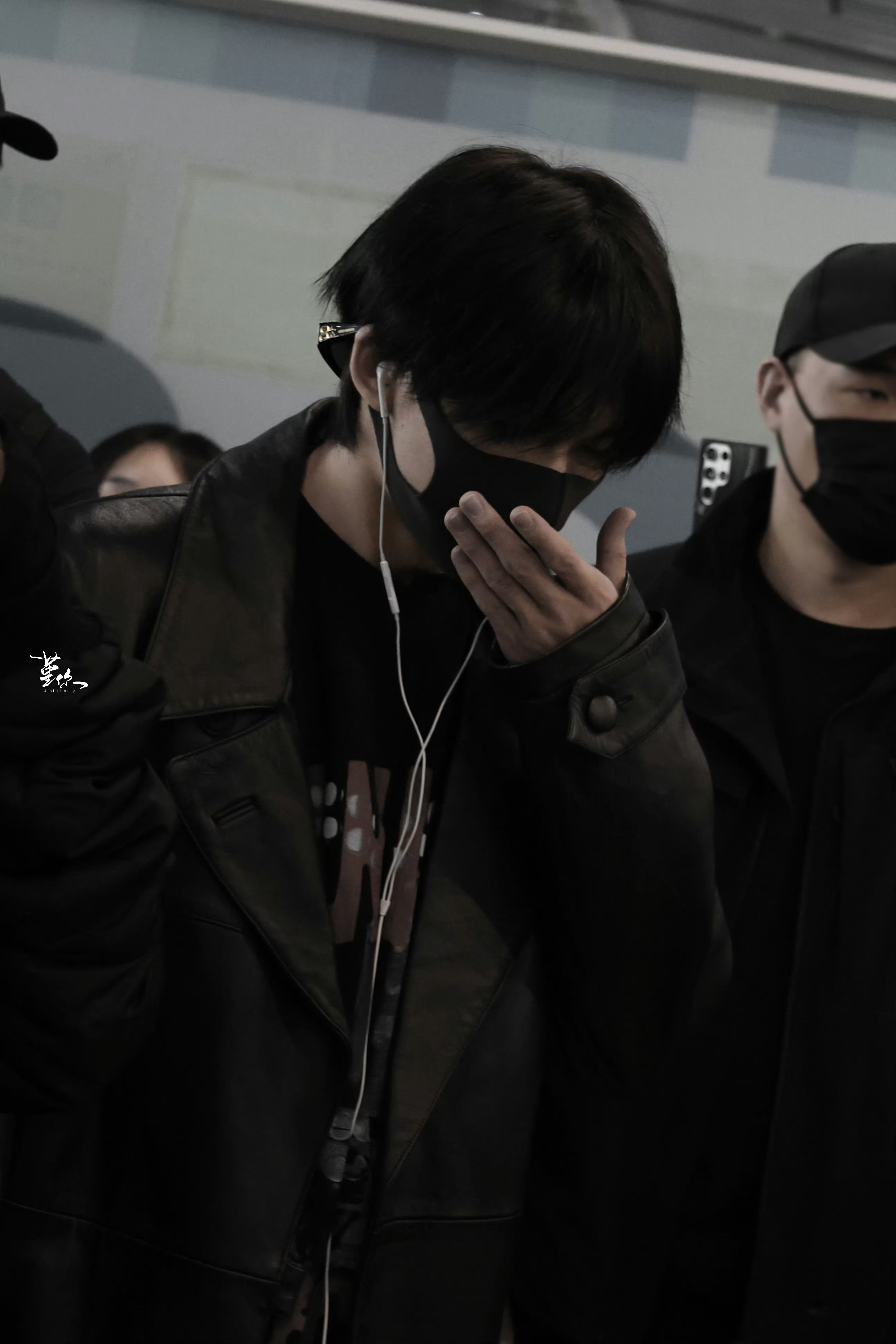 余宇涵出发直播活动余宇涵澳门机场出发路透📸All Black反戴墨镜顺毛皮衣好