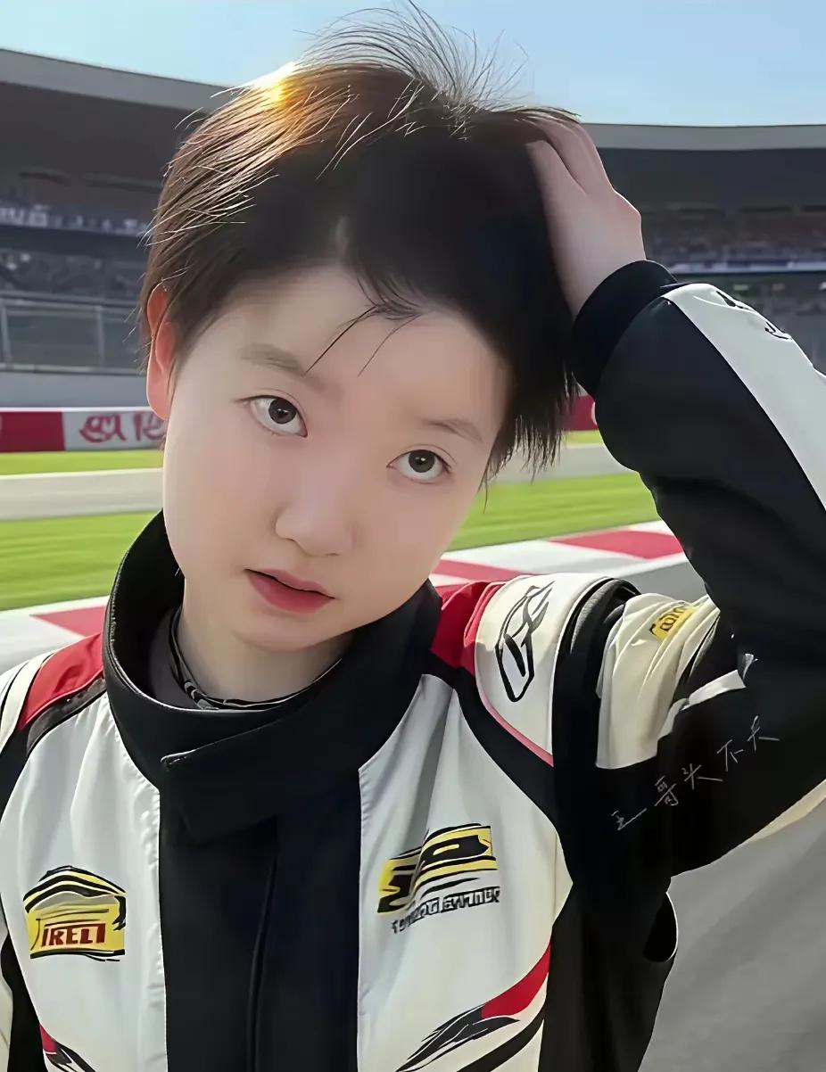 哇塞！
天下竟有如此明媚的女孩儿！
怪不得围绕着她：
爱如潮水
人心相随
只道她
