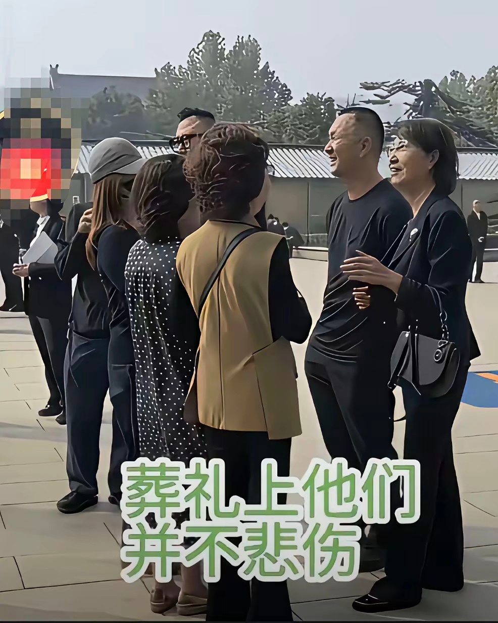 葬礼上这样的笑容合适吗？ ​​​