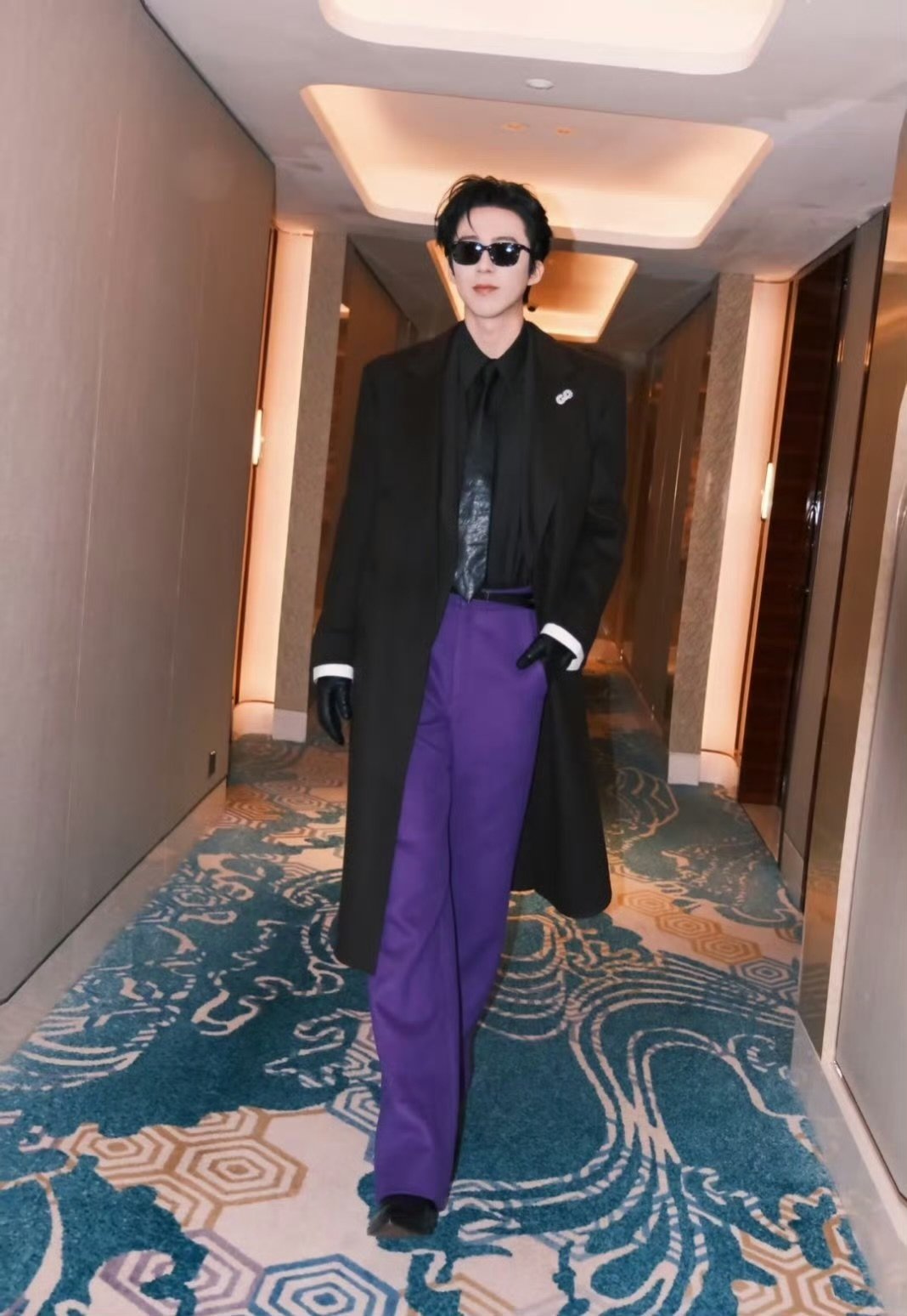 刘宇宁背头风衣刘宇宁依旧长腿风衣 刘宇宁背头风衣 