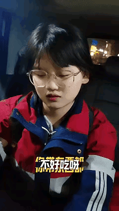 笑不活了!妈妈接女儿放学回家，没想到女儿刚上车，就非常不高兴地说：我不想你来接我