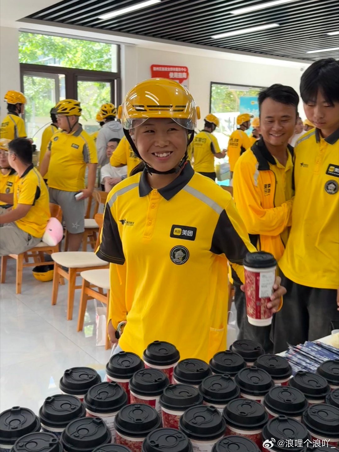 美团请全国骑手喝秋天第一杯奶茶秋风起，奶香浓！美团搜"秋奶"，惊喜会场等你来。亲