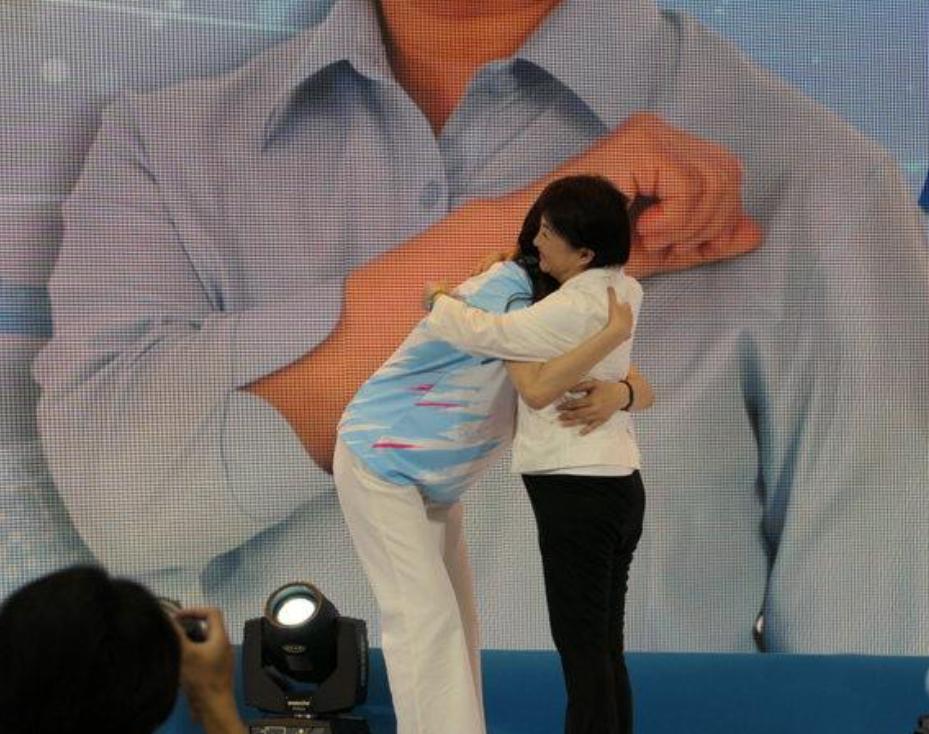 郑丽文给卢秀燕颁发一等奖章：是褒奖，还是安慰？

昨天（25日），国民党22届第