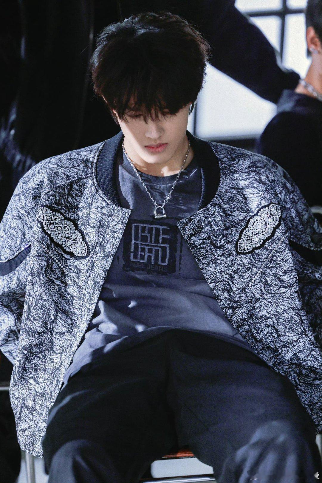 张极又去看张杰演唱会了张杰说张极好帅啊别人追星是凑热闹，他追星是上课进修，默默汲