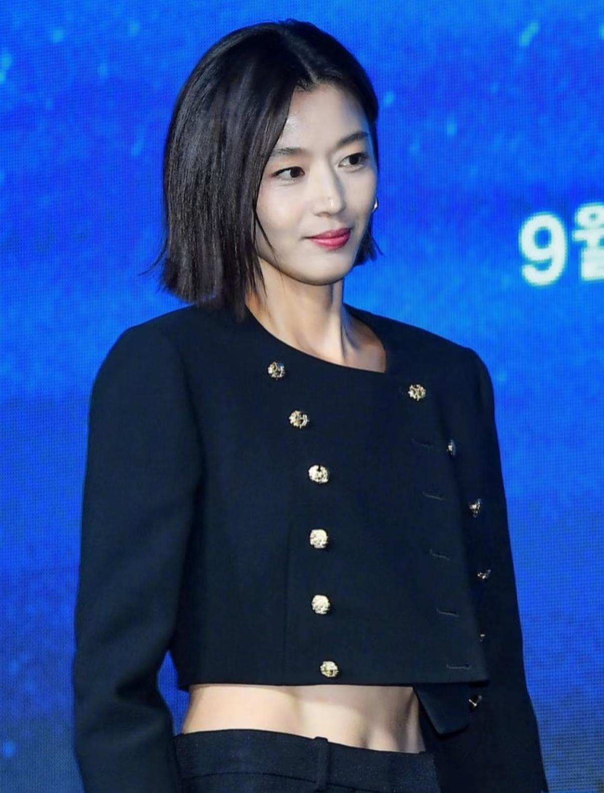 全智贤没道歉，广告却悄悄回来了。
路易威登、海蓝之谜把海报
撤下两天又挂上，原因