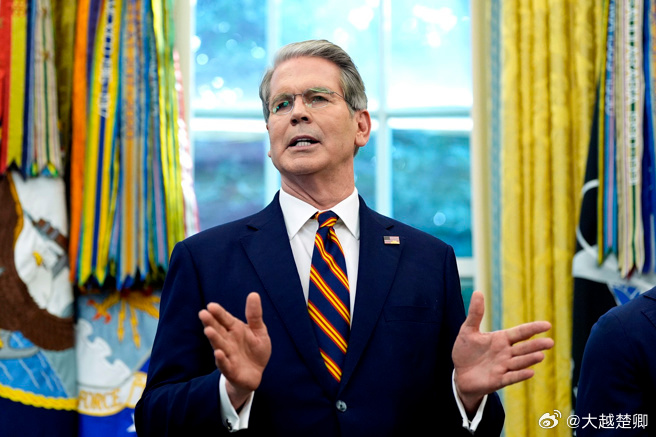 特朗普刚说完考虑逐步结束战争，又威胁伊朗若不开放海峡就摧毁其能源设施。贝森特认为