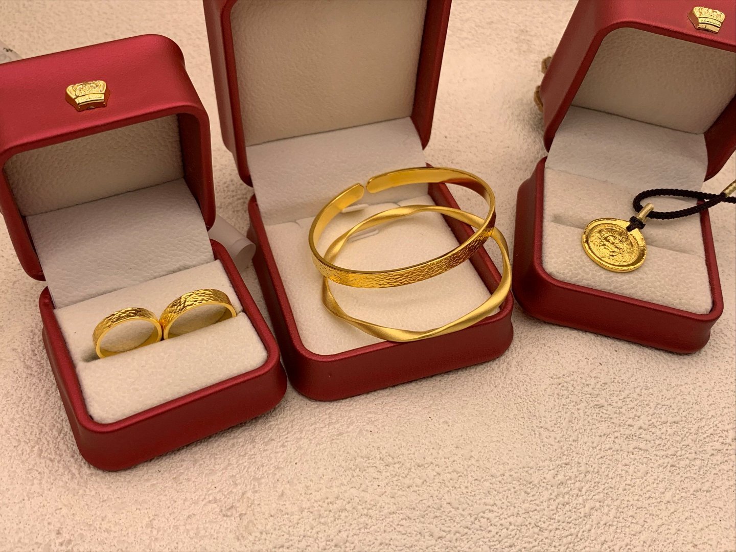 国内金饰价格大跌从半个月前就是大跌，结果现在还是1350往上。 