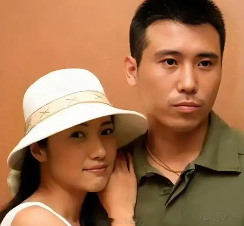 夫妻俩笑容超像，那甜蜜劲儿，一看就是特别恩爱的一对儿呀，李乃文老婆，有夫妻相哈 