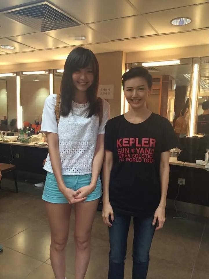 脸书上挖出的一张两代港台女歌手世纪合影有人知道她们分别是谁吗？ ​​​