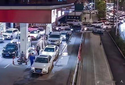 KTV里299的果盘你眼都不眨就点，899一打的工业啤酒续了一打又一打，800的