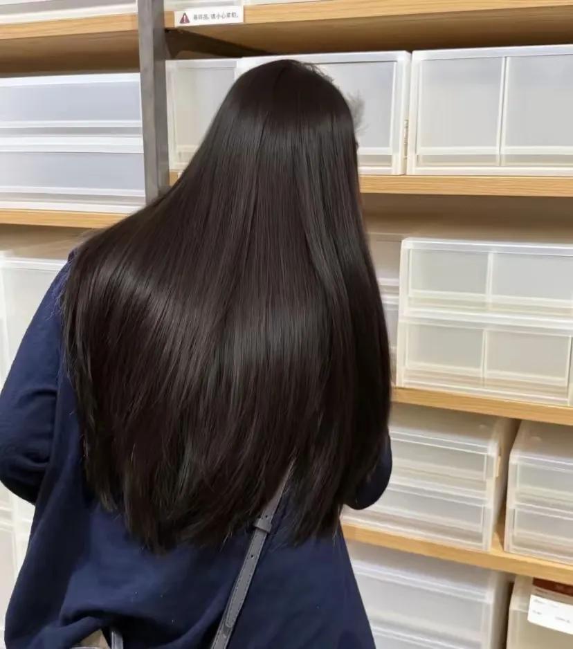 一个女人有一头这样的秀发，脸好不好看都不重要了吧？[捂脸]