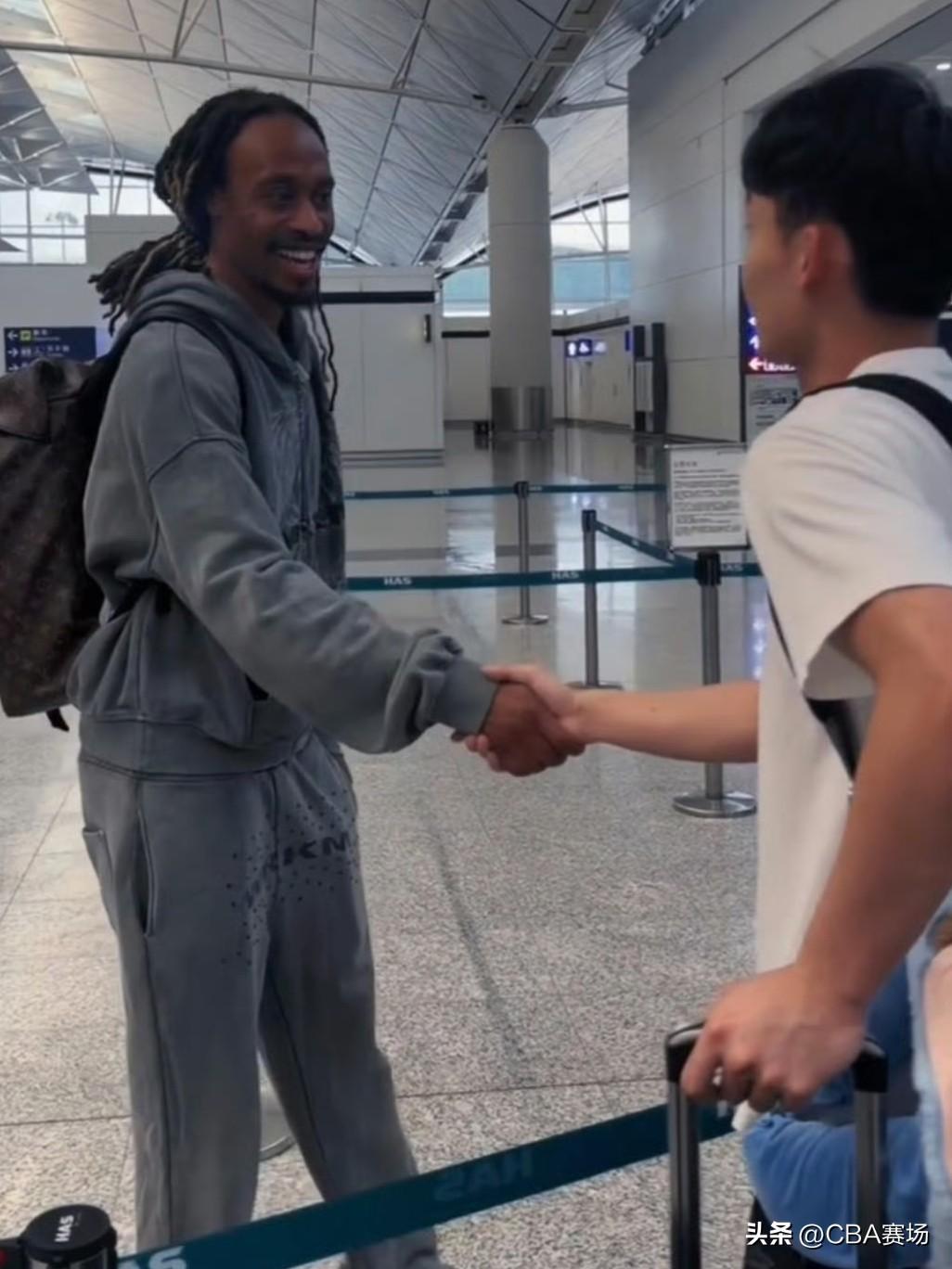 6月11日，有球迷在香港机场拍到了广东宏远的球员徐杰。经了解，他是前往美国洛杉矶