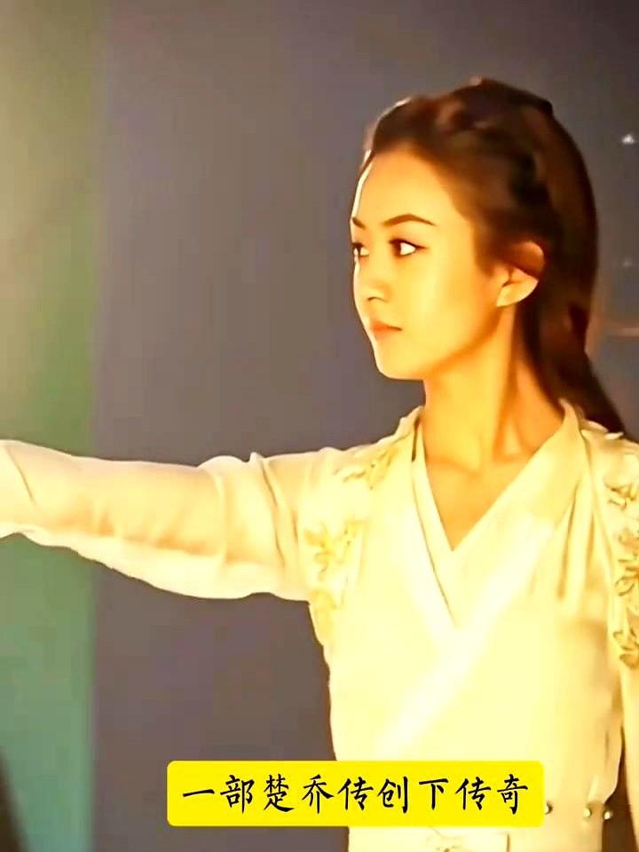 赵丽颖是95花？这说法听着有点离谱，但细想她这国民度，真让人服气。

内娱流量更