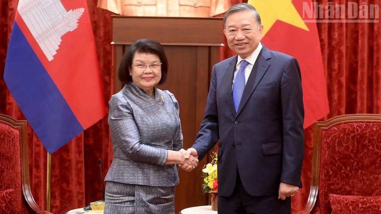 一见如故！苏林跟柬埔寨国会主席昆索达莉长得蛮像的。7月28日上午，苏林在河内会见
