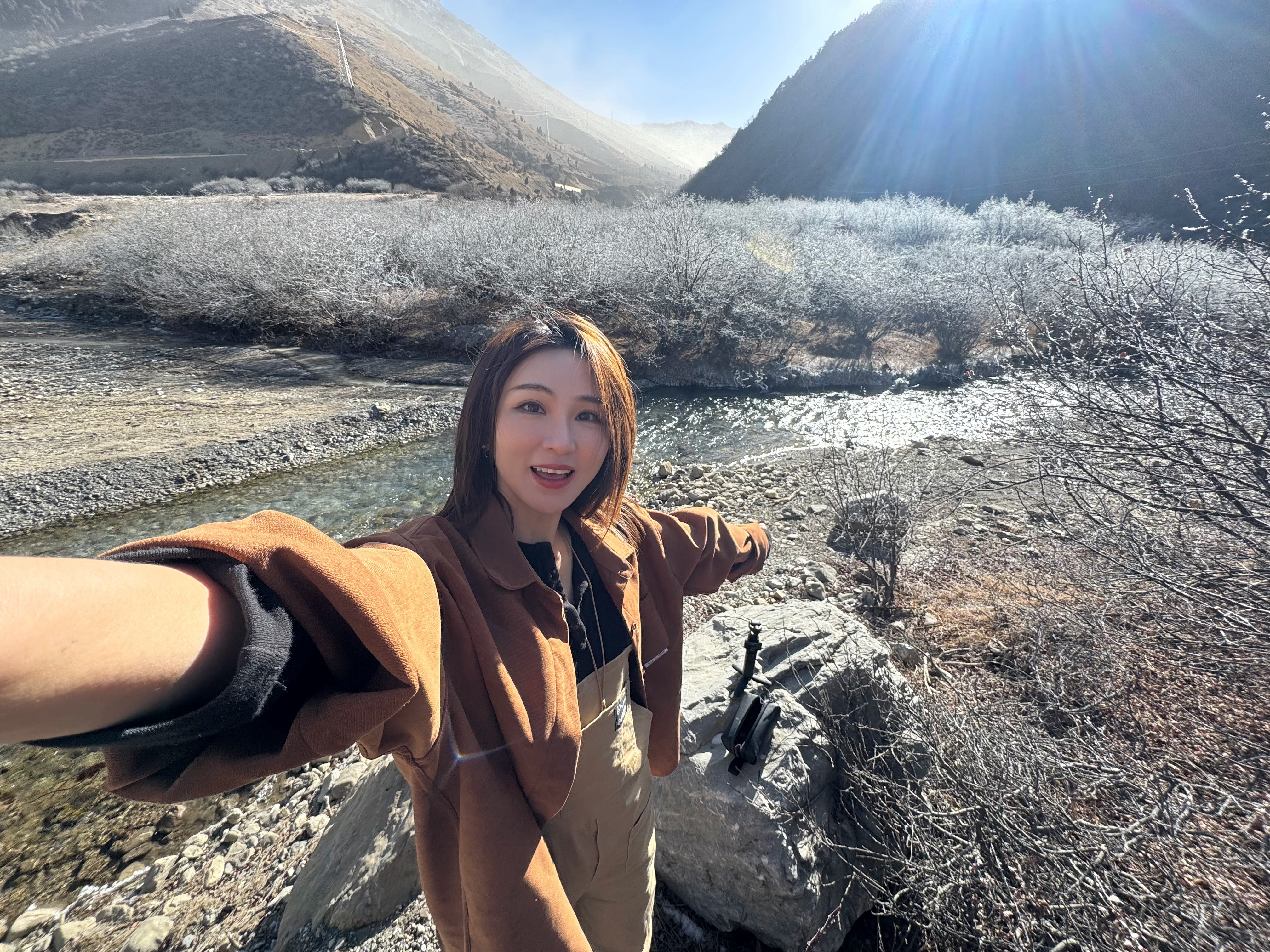 走丙察察的路上翻过了一个垭口下来突然看到一大片山雾和雾凇简直像仙境一样这真是“在