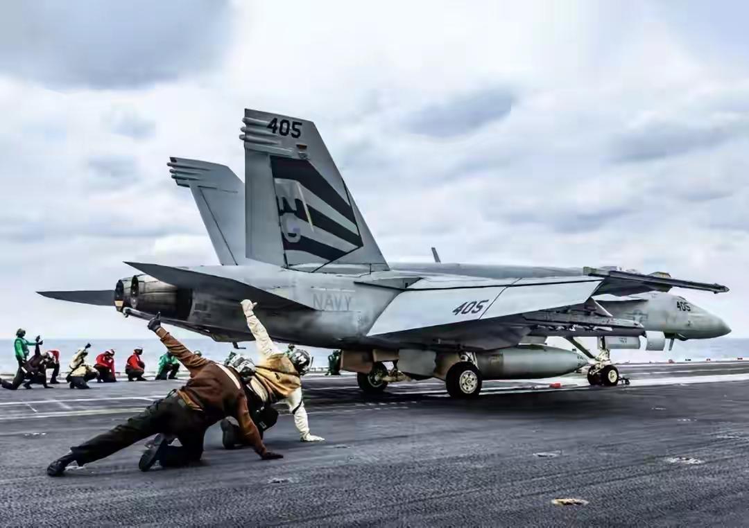 突发，美伊这局势真是越来越微妙了。2026年初，伊朗被美国长期制裁，货币贬值、物