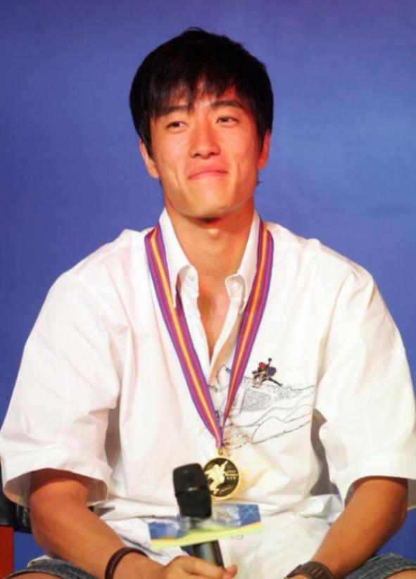 2004年刘翔跨栏夺冠后，开发商送他一套225万的房子，他豪气地送给教练，不料，