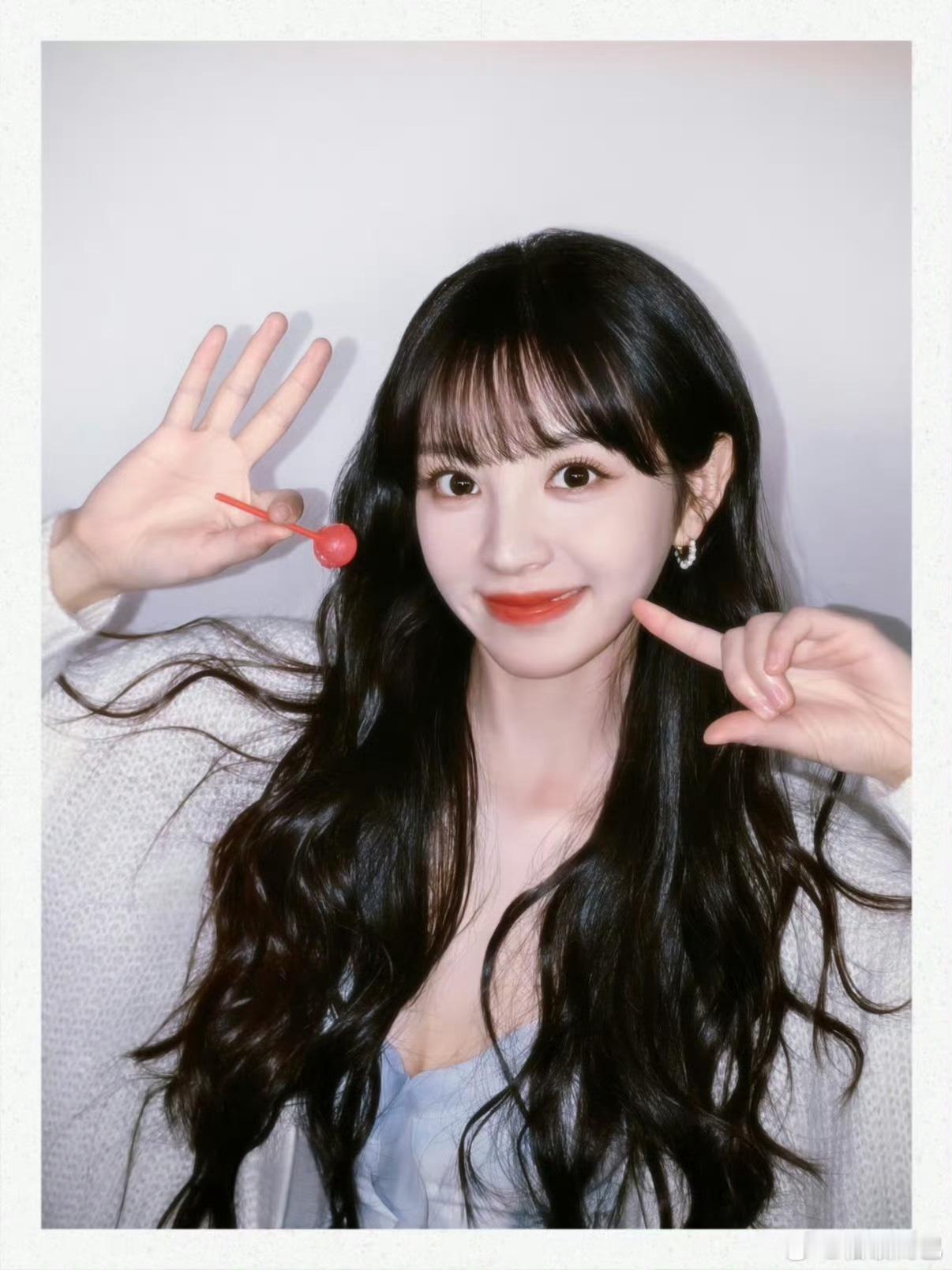 田曦薇撕拉片四宫格，两张甜美两张冷脸