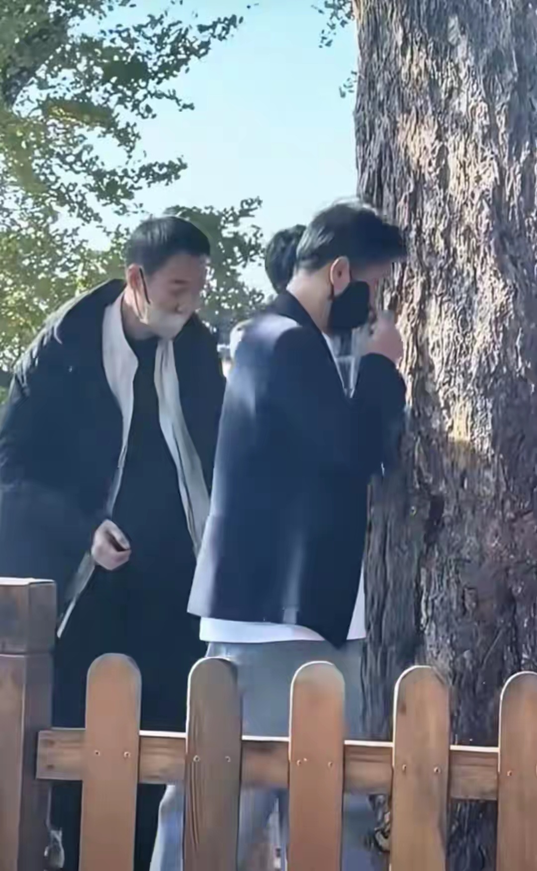 李乃文疑似在大孤山当地陪李乃文频繁现身辽宁大孤山景区，与辛柏青的两次同行引发了外