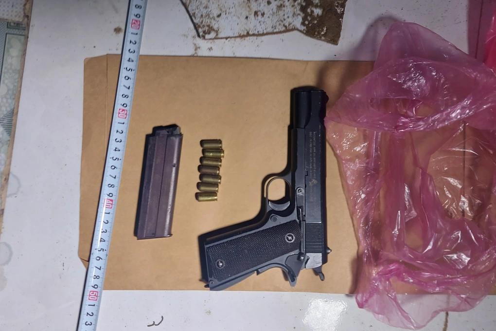 越南酒吧内争吵，年轻人掏枪开枪射杀他人
在酒吧内与人发生争执，回家拿枪，回来开枪