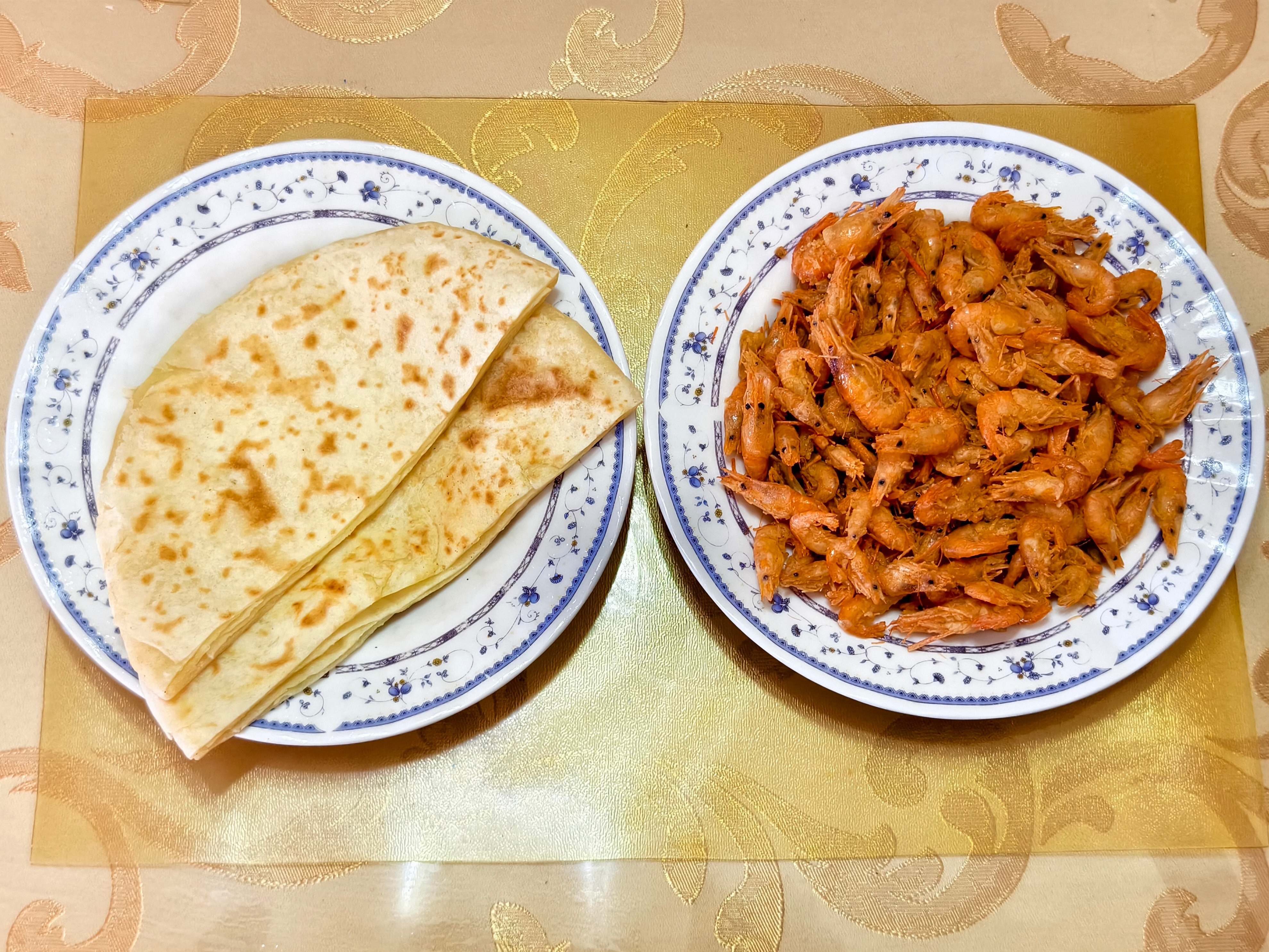 大饼卷炸河虾，在来一碗绿豆小米稀饭，太美了！   天津