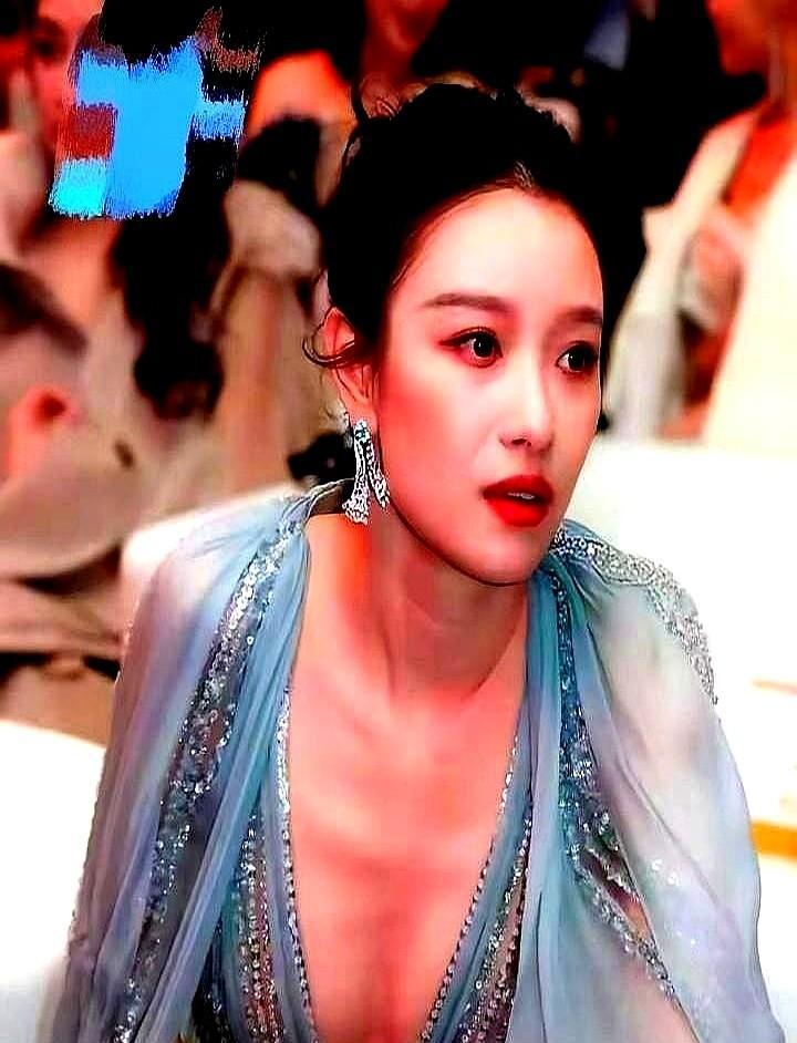 倪妮穿件黑裙子，全网炸了。
裙子卖断货，没人问她演了啥。
算法盯着她胸口，推送着