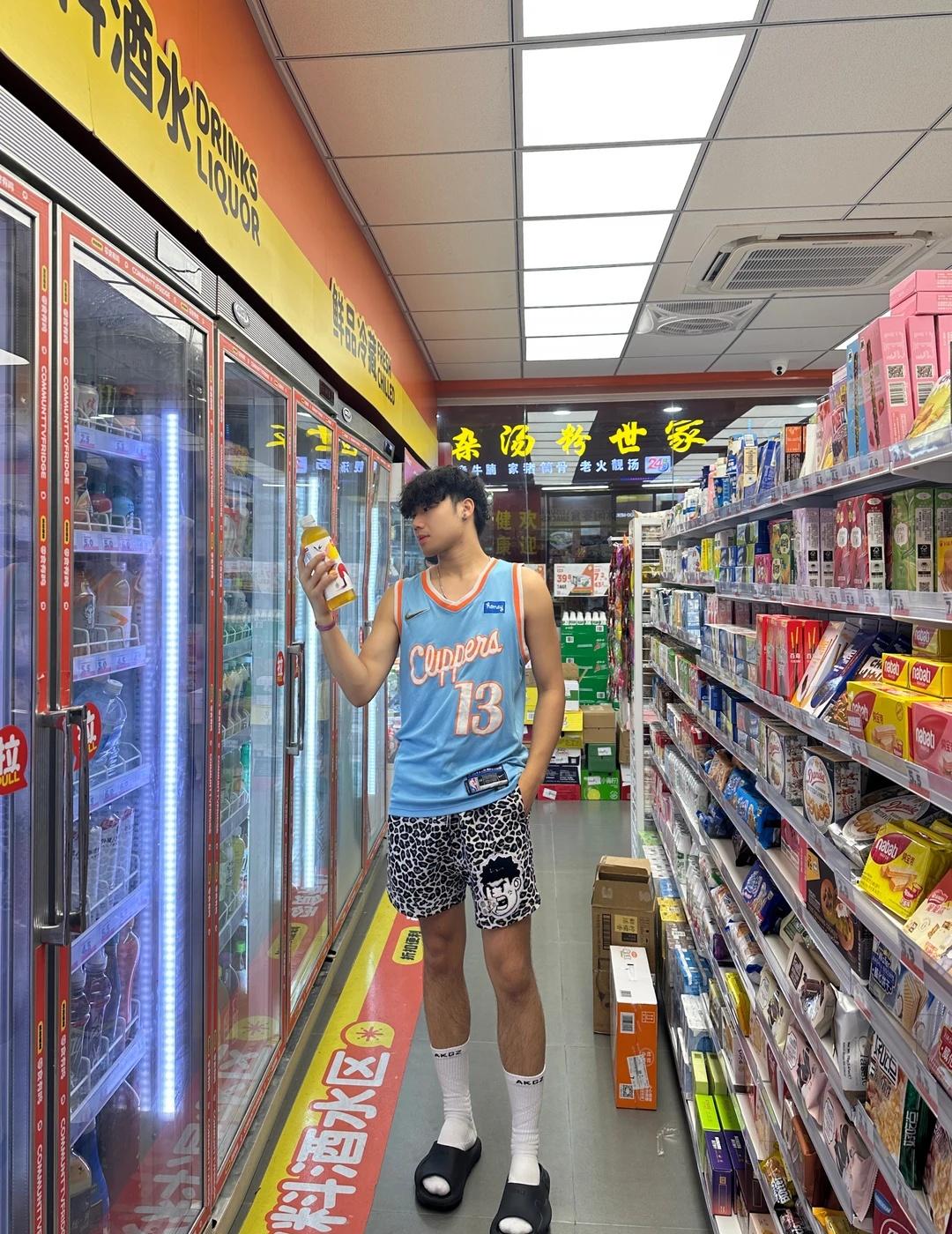 美式体育生在广州
篮球体育生 逛超市的日常 男大学生日常 阳光型运动男孩 男大 