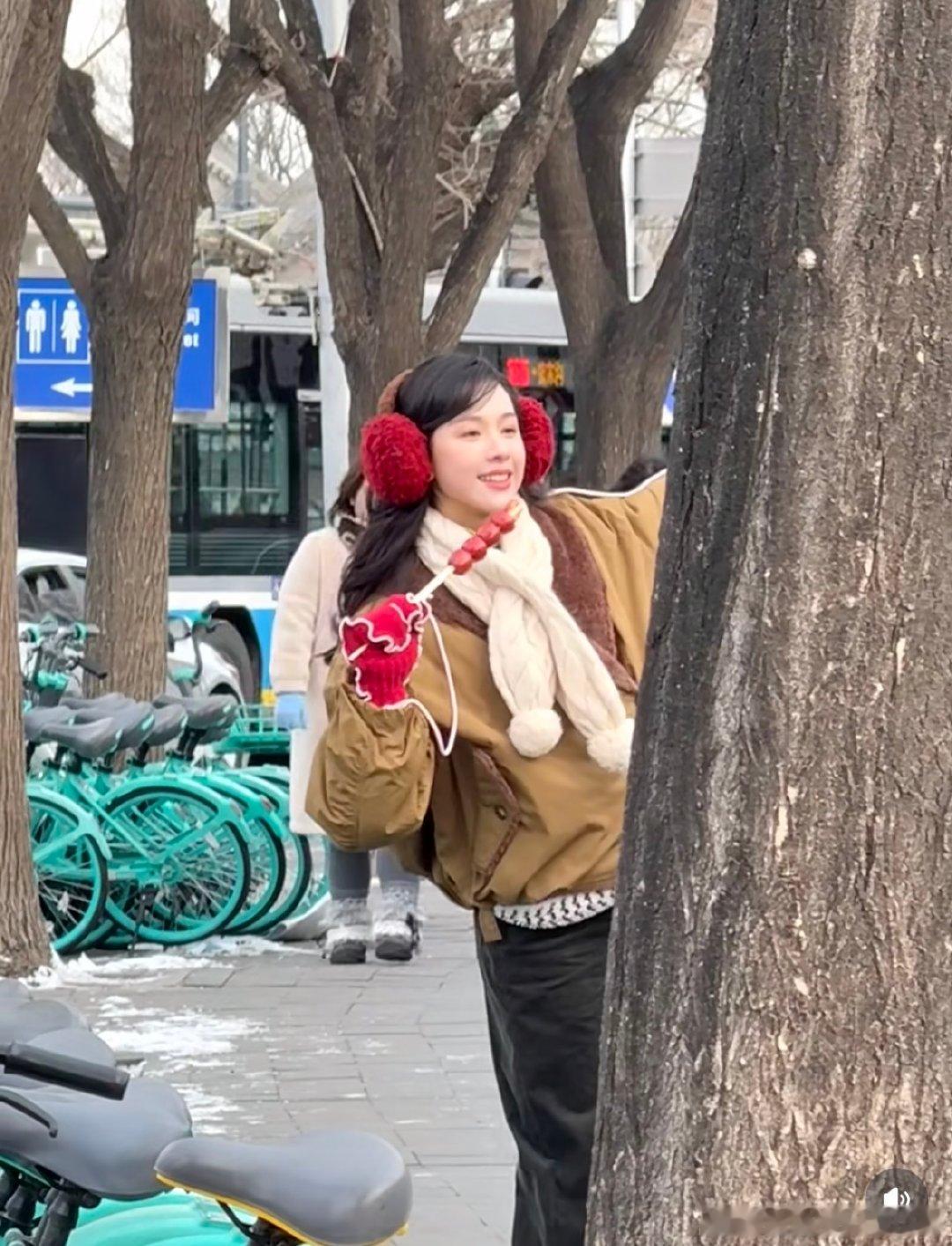 北京鼓楼偶遇陈都灵网友北京鼓楼偶遇陈都灵 网友北京鼓楼偶遇陈都灵，她穿着厚厚的外