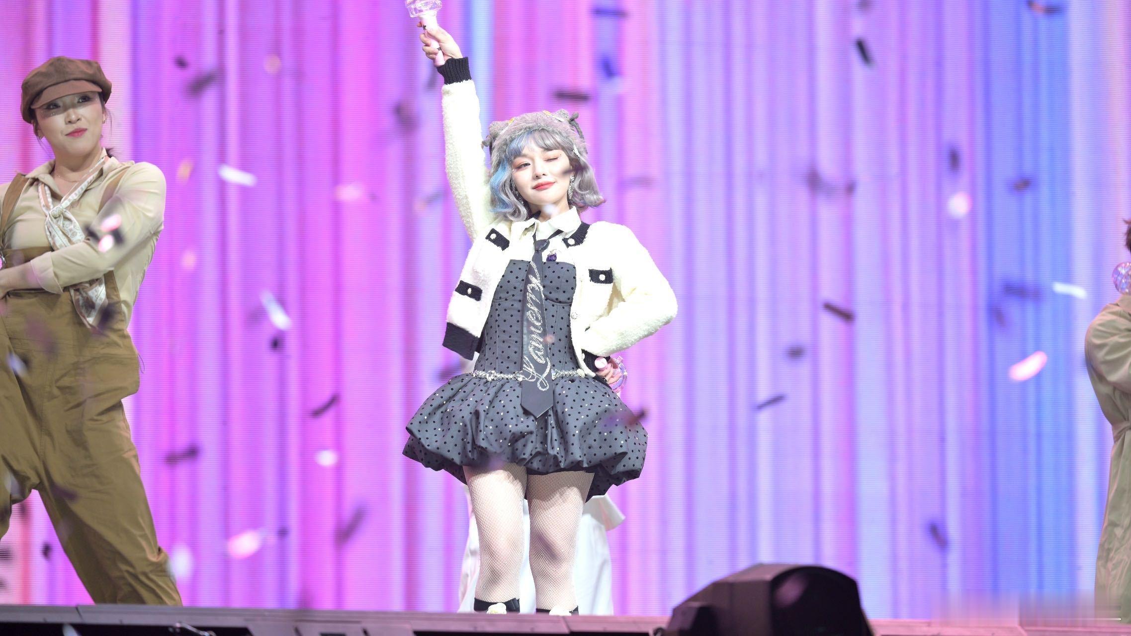 黄霄雲女团舞此女甚萌每次看到黄霄雲的表演，都会被她的可爱和活力深深吸引。她的蓬蓬