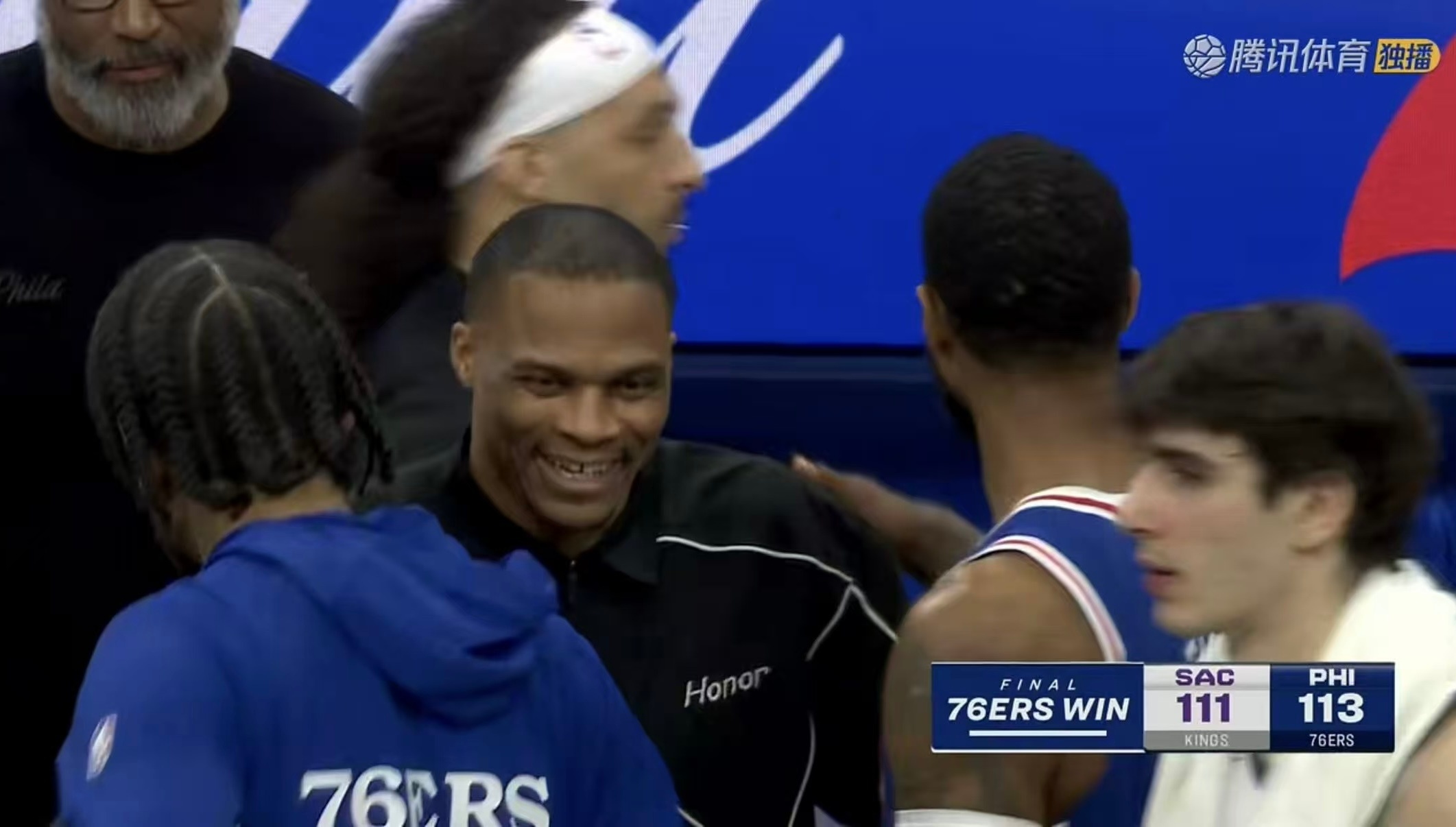 这又是谁的青春在颤动？！乔治赛后与好友威少寒暄致意～费城76人76人vs国王NB